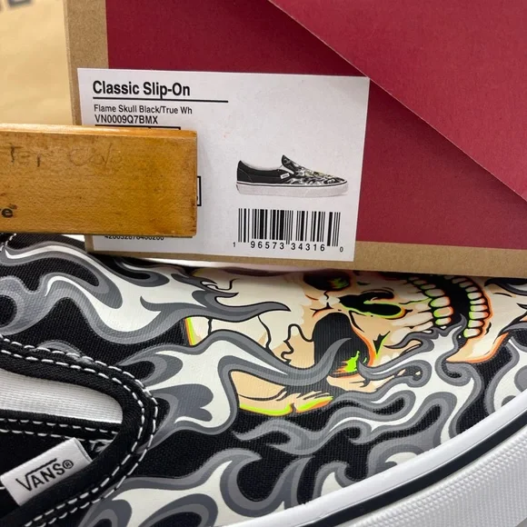 Vans Men's Black Skull Design Bold Classic Slip-On
Flame Skull Black/True White - Picture 8 of 16